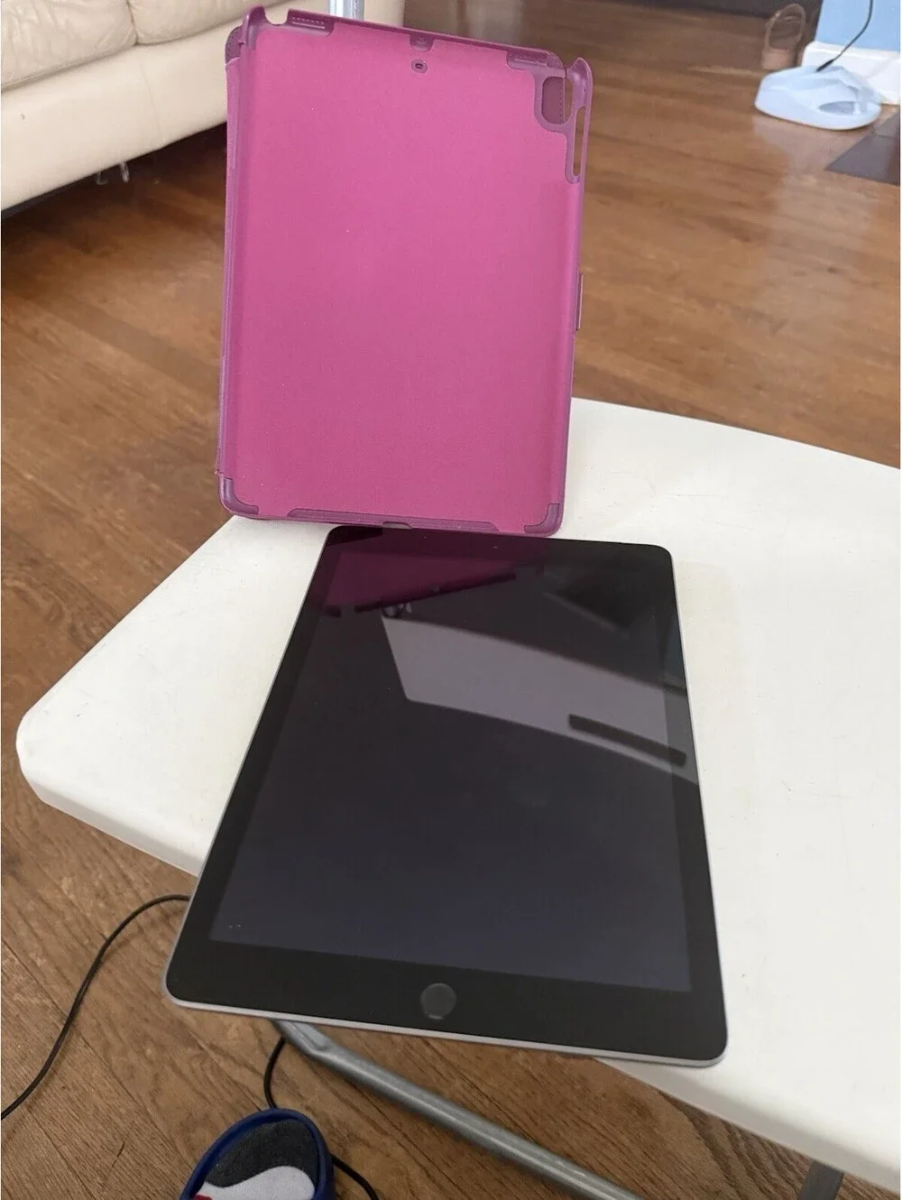 Apple iPad (5th Gen) A1823 32GB Wi-Fi + Cellular Tablet  Space Gray Good Cond